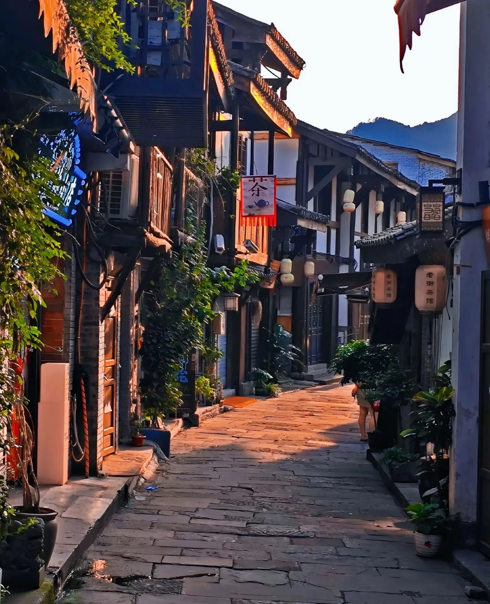 Walk Through Chongqing's Historic Mountain Lanes
