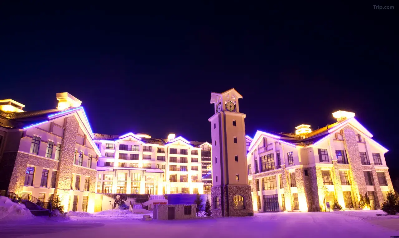 Yabuli | hotel overlooking the snowy mountains